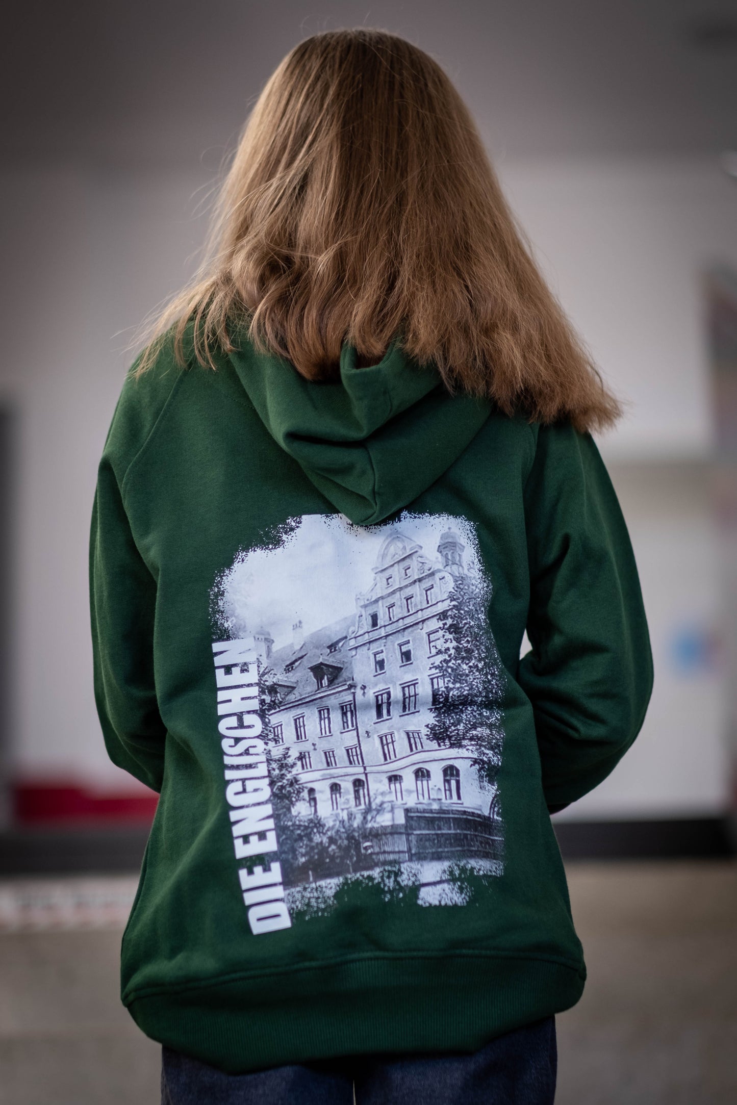 Hoodie mit Rückenprint "Schulgebäude" - Damen