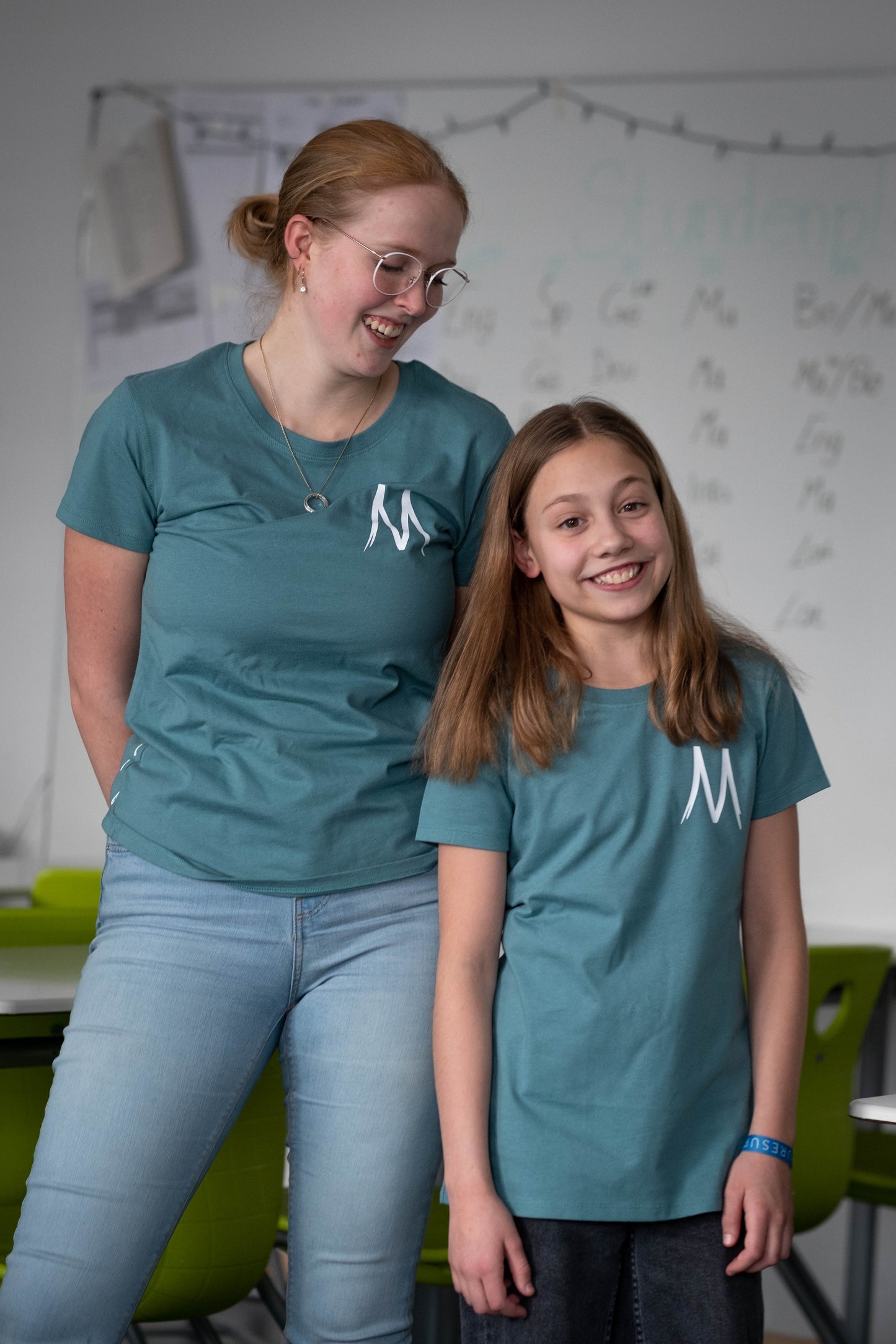 Shirt mit Brustprint "Schulgebäude" - Damen