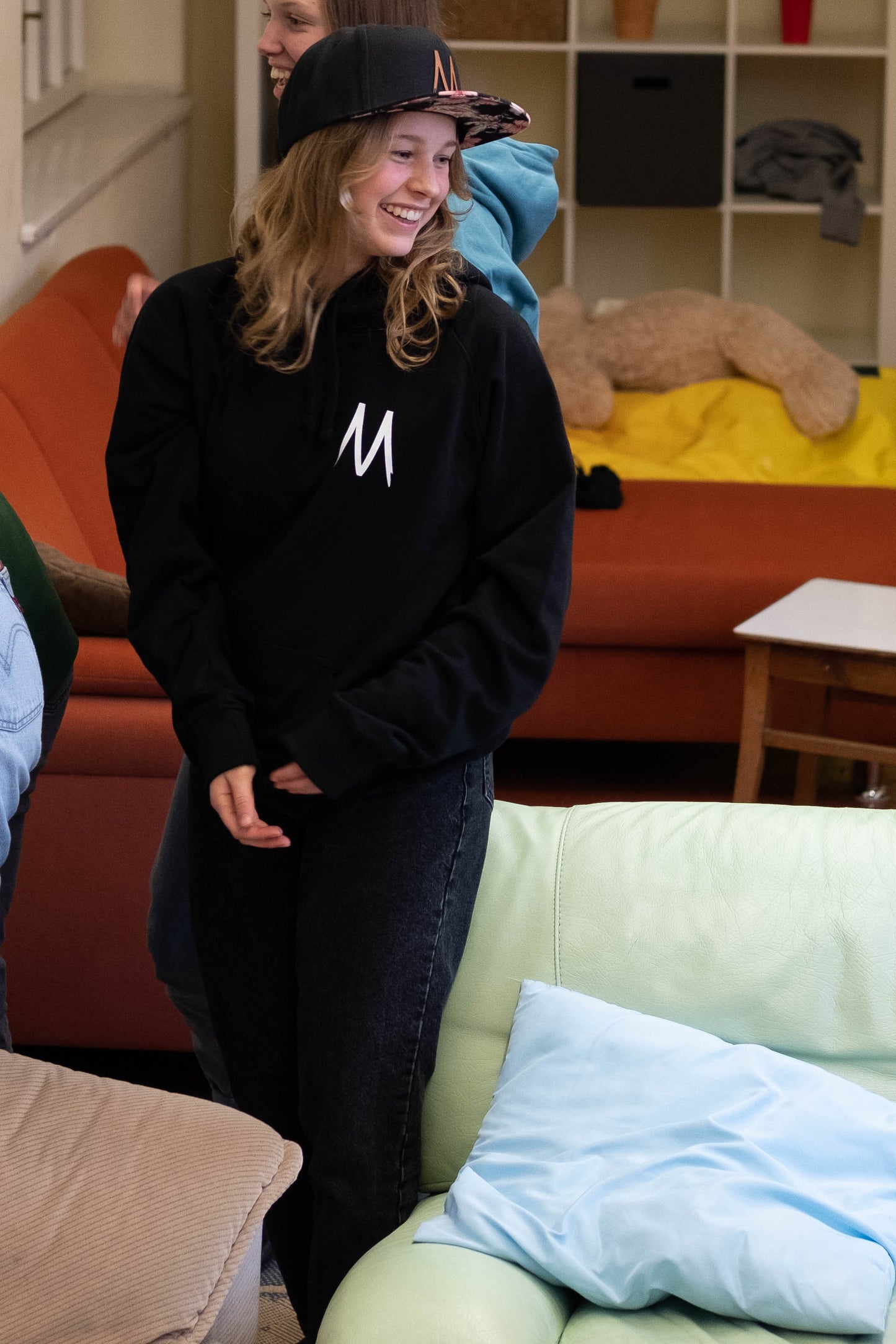 Hoodie mit Rückenprint "Schulgebäude" - Herren