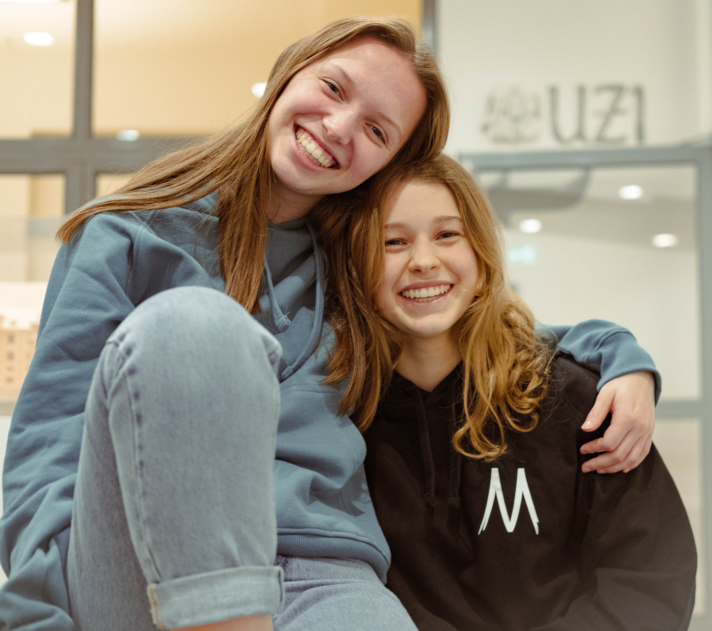 Hoodie mit Ärmelprint "DIE ENGLISCHEN" - Damen