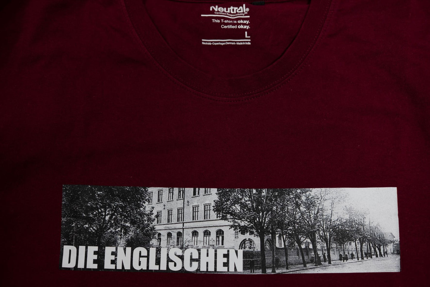 Shirt mit Brustprint "Schulgebäude" - Damen