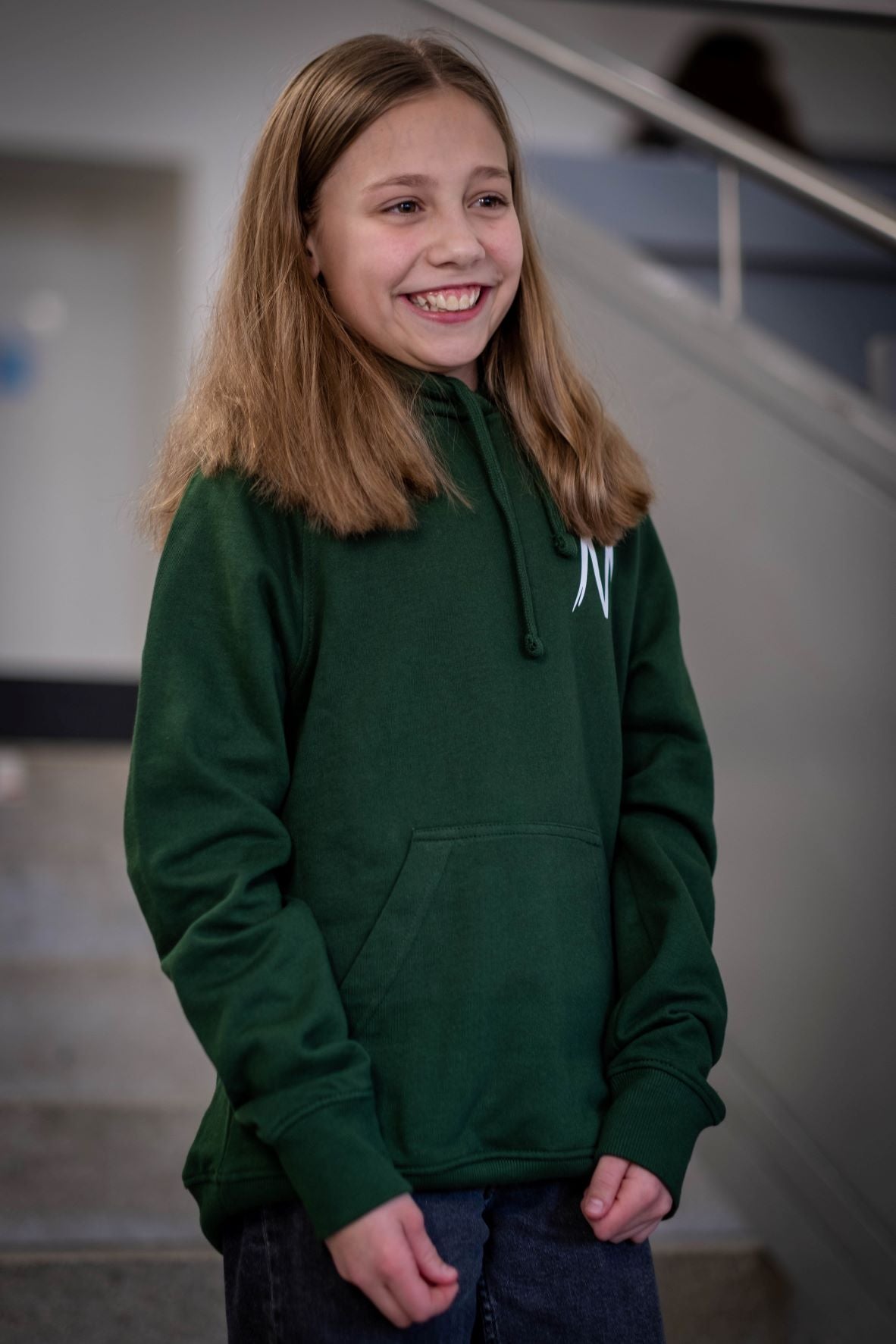 Hoodie mit Rückenprint "Schulgebäude" - Damen
