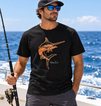 Meeresangler trägt schwarzes Holy Fish M12 Marlin-T-Shirt auf einem Angelboot
