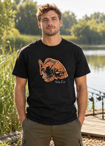Karpfenangler trägt schwarzes Holy Fish M2 Karpfen-T-Shirt am See