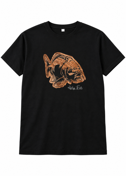 Schwarzes Holy Fish M2 Karpfen-T-Shirt mit kupferfarbenem Karpfenmotiv vor weißem Hintergrund