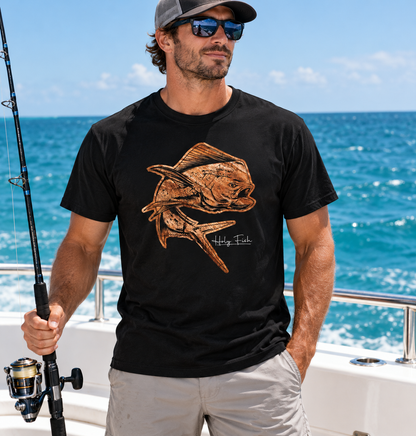 Meeresangler trägt schwarzes Holy Fish M26 Mahi-Mahi-T-Shirt auf einem Angelboot