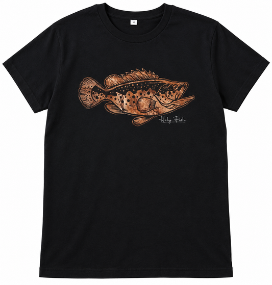 Schwarzes Holy Fish M27 Riesenbarsch-T-Shirt mit kupferfarbenem Fischmotiv vor weißem Hintergrund
