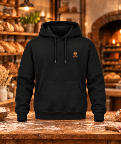 Bäcker-Hoodie mit dezentem kleinen Brustmotiv in der Backstube