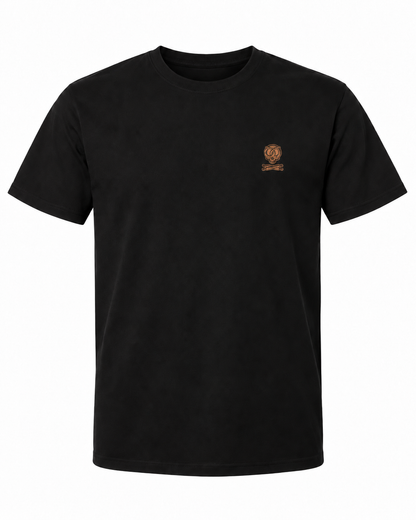 Schwarzes Workaholicz Bäcker T-Shirt mit kleinem kupferbraunem Brustwappen auf weißem Hintergrund