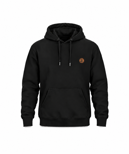 Schwarzer Fliesenleger Hoodie mit kleinem kupferbraunem Brustwappen auf weißem Hintergrund