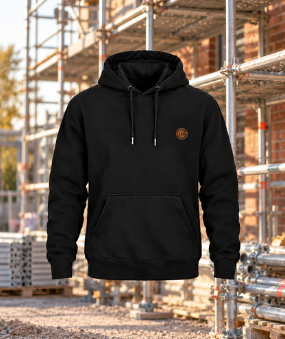 Schwarzer Gerüstbauer Hoodie mit kleinem Brustwappen vor einer Gerüstbaukulisse