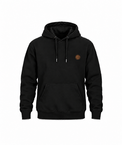 Schwarzer Gerüstbauer Hoodie mit kleinem kupferfarbenem Brustwappen auf weißem Hintergrund