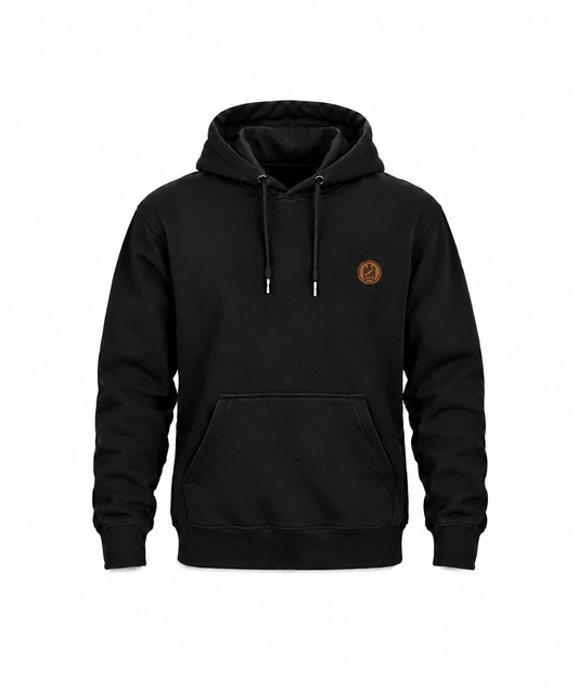 Schwarzer Mechaniker Hoodie mit kleinem kupferfarbenem Brustwappen auf weißem Hintergrund