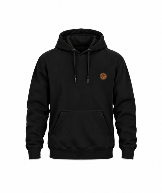 Schwarzer Klempner Hoodie mit kleinem kupferfarbenem Brustwappen auf weißem Hintergrund