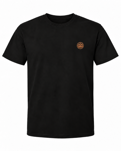 Schwarzes Workaholicz Zimmermann T-Shirt mit kleinem Zimmererwappen auf der linken Brust vor weißem Hintergrund
