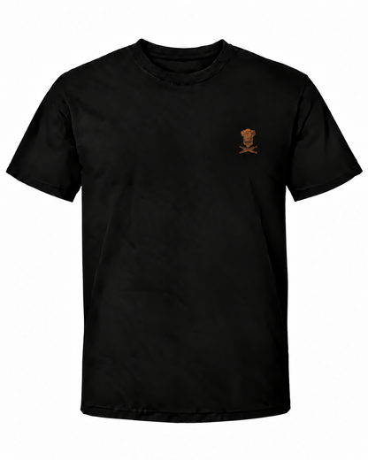 Schwarzes Workaholicz Koch T-Shirt mit kleinem Totenkopf, Kochhaube und gekreuzten Teigrollen auf der linken Brust vor weißem Hintergrund.