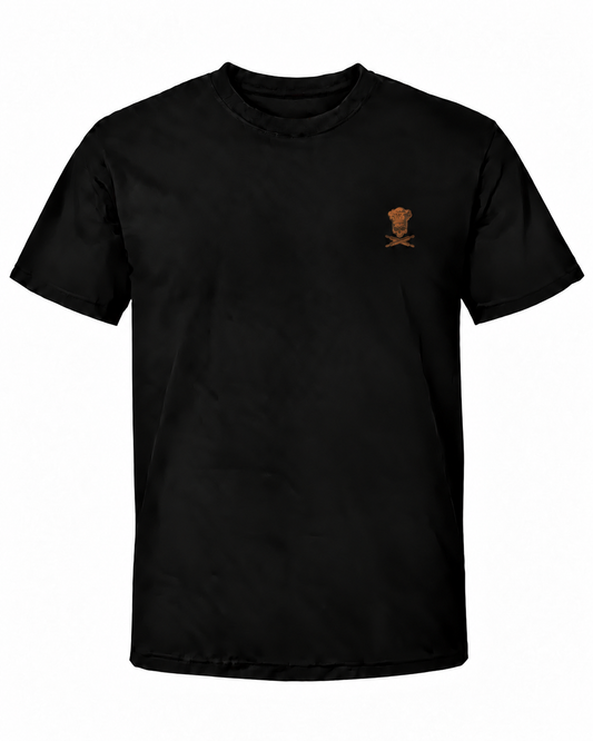 Schwarzes Workaholicz Koch T-Shirt mit kleinem Totenkopf, Kochhaube und gekreuzten Teigrollen auf der linken Brust vor weißem Hintergrund.