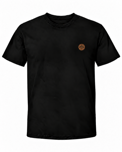 Schwarzes Workaholicz Pflasterer T-Shirt ww30 mit kleinem Wappenprint auf der linken Brust vor weißem Hintergrund