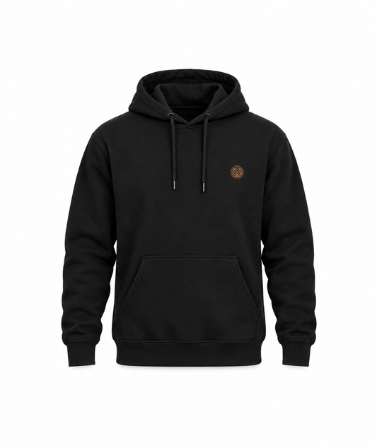 Schwarzer Dachdecker-Hoodie mit kleinem Brustwappen vor weißem Hintergrund