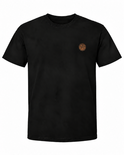 Schwarzes Workaholicz Dachdecker T-Shirt mit kleinem Brustwappen auf weißem Hintergrund