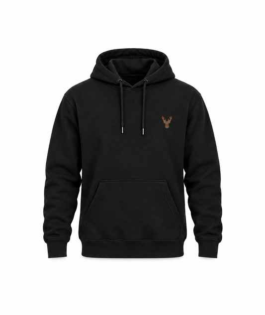 Schwarzer Jäger Hoodie mit kleinem kupferbraunem Hirschmotiv auf weißem Hintergrund