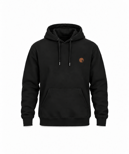 Schwarzer Angler Hoodie mit kleinem kupferbraunem Brustpatch auf weißem Hintergrund
