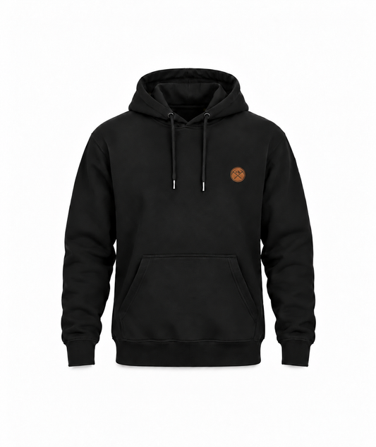Schwarzer Bergarbeiter Hoodie mit kleinem kupferbraunem Brustwappen auf weißem Hintergrund