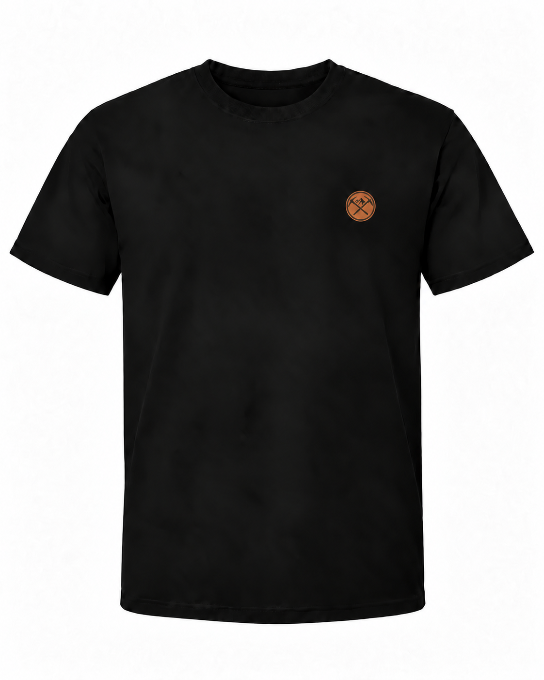 Schwarzes Workaholicz Bergarbeiter T-Shirt mit kleinem Brustwappen aus gekreuzten Spitzhacken und Bergen vor weißem Hintergrund