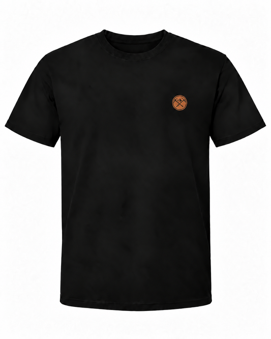 Schwarzes Workaholicz Bergarbeiter T-Shirt mit kleinem Brustwappen aus gekreuzten Spitzhacken und Bergen vor weißem Hintergrund