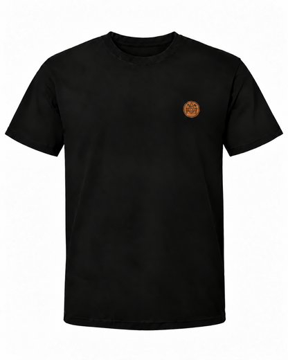 Schwarzes Workaholicz Betonbauer T-Shirt mit kleinem, rundem Berufswappen auf der linken Brust vor weißem Hintergrund