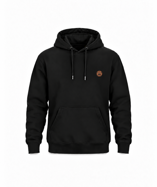 Schwarzer Brauer Hoodie mit kleinem kupferbraunem Brustwappen auf weißem Hintergrund