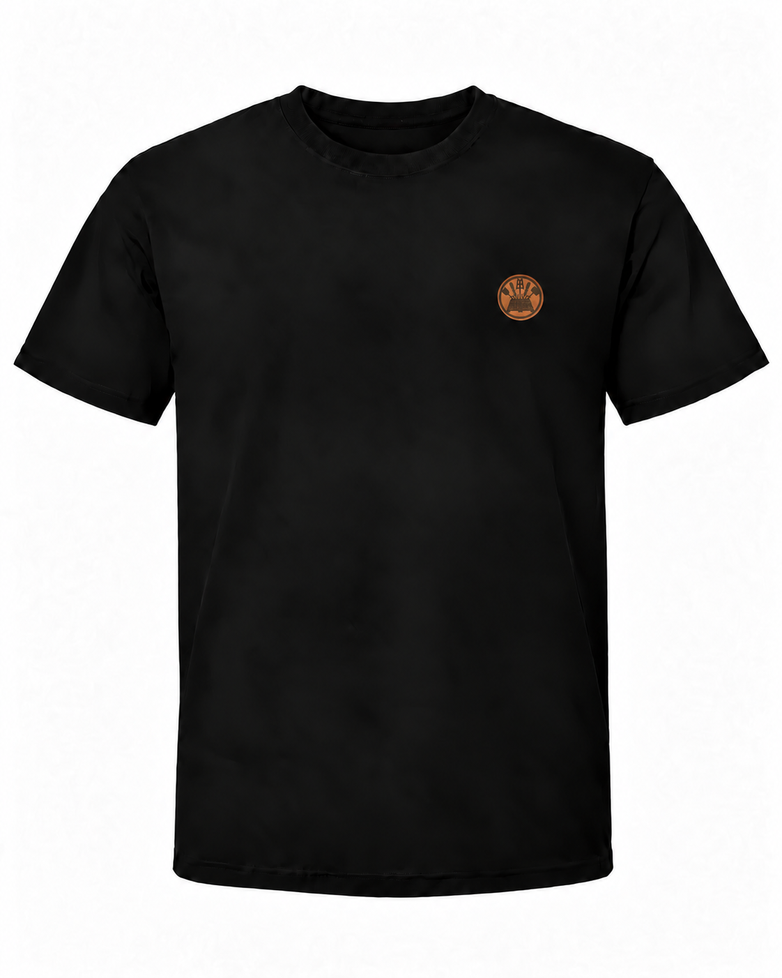 Schwarzes Workaholicz Brauer T-Shirt mit kleinem, rundem Brauerwappen auf der linken Brust vor weißem Hintergrund